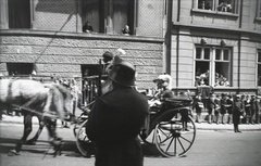 Magyarország, Budapest I., Hunyadi János út, szemben a 11. és a 9. számú ház. A felvétel III. Viktor Emánuel olasz király budapesti látogatása alkalmával, 1937. május 20-án készült., 1937, Hanser Mária, híres ember, hintó, utcakép, közönség, Budapest, Fortepan #120522