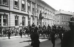 Magyarország, Budapest I., Hunyadi János út, balra a 9. számú ház. A felvétel III. Viktor Emánuel olasz király budapesti látogatása alkalmával, 1937. május 20-án készült., 1937, Hanser Mária, utcakép, rendőr, közönség, lovas, díszmenet, Budapest, Fortepan #120523