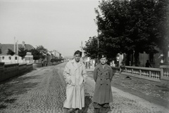 Hungary, Veszprém, Budapest út (Palotai tér), szemben a Kossuth Lajos utca, jobbra az Erzsébet szálló étterme., 1935, Hanser Mária, hands behind the back, hands in pockets, Fortepan #120547