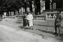 Hungary, Veszprém, Budapest út (Palotai tér), háttérben az Erzsébet szálló étterme., 1935, Hanser Mária, kids, Fortepan #120548