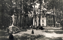 Magyarország, Mátraháza, a Magyar Államvasútiak Takarék- és Segélyszövetkezet Üdülőtelepe, szemben a "B" épület., 1940, Hanser Mária, szobor, park, Fortepan #120555