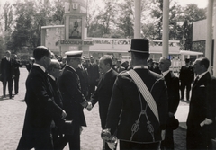 Magyarország, Városliget,Budapesti Nemzetközi Vásár, Budapest XIV., Horthy Miklós kormányzó, balra mellette szemüveggel Chorin Ferenc a Gyáriparosok Országos Szövetsége (GYOSZ) elnöke., 1939, Hanser Mária, híres ember, egyenruha, életkép, cilinder, zsakett, Budapest, Fortepan #120577