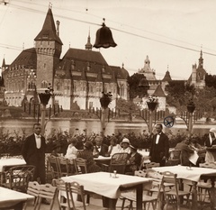 Magyarország, Városliget, Budapest XIV., Tó terasz étterem a Városligeti-tó partján, háttérben a Vajdahunyad vára., 1925, Hanser Mária, épített örökség, kastély, vendéglő, lámpa, terasz, Alpár Ignác-terv, társaság, kerti bútor, felszolgáló, eklektikus építészet, Budapest, Fortepan #120579