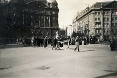 Magyarország, Budapest V., Szabadság tér az Országzászló előtt, háttérben az Irredenta szoborcsoport »Nyugat«, szemben a Vécsey utca., 1938, Hanser Mária, Budapest, Fortepan #120580