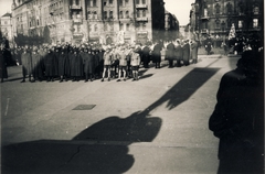 Magyarország, Budapest V., Szabadság tér az Országzászló előtt, háttérben az Irredenta szoborcsoport, szemben a Honvéd utca., 1938, Hanser Mária, árnyék, Budapest, Fortepan #120581