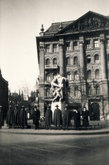 Magyarország, Budapest V., Szabadság tér, Irredenta szoborcsoport »Észak« (Kisfaludi Strobl Zsigmond, 1921.). Balra a Vécsey utca, távolabb a Parlament kupolája látszik., 1938, Hanser Mária, Budapest, cserkész, Fortepan #120583