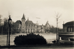 Hungary, Budapest XIV., D-LZ127 Graf Zeppelin léghajó a Vajdahunyad vára felett., 1931, Hanser Mária, architectural heritage, castle, Ignác Alpár-design, air-ship, eclectic architecture, Budapest, Fortepan #120586