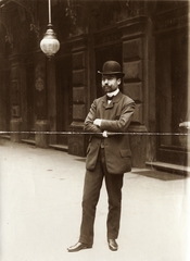 Hungary, Budapest V., Ferenciek tere 7-8., a felvétel a Ferenciek-bazára előtt készült., 1908, Hanser Mária, hat, man, bowler hat, damaged photo, Budapest, arms crossed over the chest, Fortepan #120602