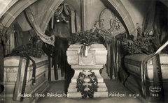 Slovakia, Košice, Szent Erzsébet-főszékesegyház (Dóm), altemplom. A középső szarkofágban II. Rákóczi Ferenc, Zrínyi Ilona és Rákóczi József bronzkoporsója, a bal oldaliban Sibrik Miklós udvarmester, a jobb oldaliban gróf Esterházy Antal hamvai., 1939, Hanser Mária, wreath, tomb, church interior, Cathedral, crypt, Fortepan #120616