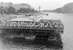 Magyarország, Budapest V., Kék Duna terasz, háttérben a Belgrád rakpart, a Széchenyi Lánchídról nézve., 1958, Kurutz Márton, szabadidő, szórakozás, tömeg, villamos, Budapest, Fortepan #12065