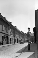 Magyarország, budai Vár, Budapest I., Táncsics Mihály utca a Bécsi kapu tér közelében. Balra a 25-ös számú ház, az Old Firenze bár bejáratával., 1966, Inkey Tibor, Budapest, Fortepan #120704