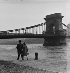 Magyarország, Budapest V., a pesti alsó rakpart a Magyar Tudományos Akadémia előtt, szemben a Széchenyi Lánchíd., 1966, Inkey Tibor, Budapest, Fortepan #120747