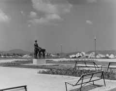 Magyarország, Gellérthegy, Budapest XI., a Citadella alatti déli lejtő, Jubileumi park. Leányka csikóval-szobor (Somogyi József, 1965.)., 1970, Inkey Tibor, Budapest, Fortepan #120752