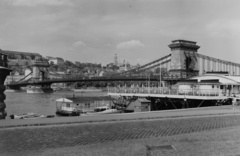 Magyarország, Budapest V.,Budapest I., pesti alsó rakpart az Eötvös térnél, szemben a Széchenyi Lánchíd, háttérben a Mátyás-templom és a Halászbástya., 1966, Inkey Tibor, Budapest, Fortepan #120760