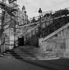 Magyarország, Budapest V., Március 15. (Eskü) tér, feljáró a Szabad sajtó (Eskü) útra. Balra a Belvárosi templom, mögötte a háttérben az Osztálysorsjáték palota., 1943, Inkey Tibor, Budapest, Fortepan #120765