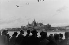 Magyarország, Budapest V.,Budapest I., budai alsó rakpart, szemben a Parlament. Az augusztus 20-i vízi és légiparádé nézői., 1961, Inkey Tibor, augusztus 20, országház, Budapest, bámészkodás, Fortepan #120770