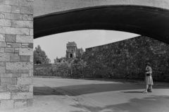 Magyarország, budai Vár, Budapest I., a Palota út a Fehérvári kapunál, háttérben a József főhercegi palota romjai., 1955, Inkey Tibor, Budapest, várfal, háborús kár, Fortepan #120771