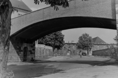 Magyarország, budai Vár, Budapest I., az egykori Honvéd Főparancsnokság és Honvédelmi Minisztérium épülete a Fehérvári kaputól nézve., 1955, Inkey Tibor, Budapest, szobor, Fortepan #120773