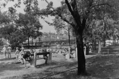 Magyarország, Budapest V., Eötvös tér, balra a Belgrád rakpart, háttérben a Széchenyi Lánchíd., 1960, Inkey Tibor, Budapest, pad, gyerekek, homokozó, Fortepan #120777