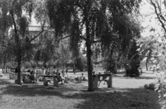 Magyarország, Budapest V., Eötvös tér, háttérben a Wekerle Sándor (Szende Pál) utcánál a Thonet udvar, jobbra a Belgrád rakpart., 1960, Inkey Tibor, Budapest, gyerekek, homokozó, Fortepan #120778