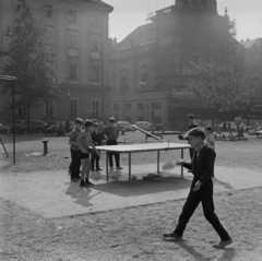 Magyarország, Budapest V., játszótér a Szervita (Martinelli) tér mellett, a Bárczy István utca 2. helyén, a háttérben balra a Városháza, jobbra a Belvárosi Szent Anna-templom (szervita templom)., 1960, Inkey Tibor, Budapest, ping pong asztal, Fortepan #120782