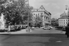 Magyarország, Budapest V., Vörösmarty tér, szemben a Gerbeaud ház, mögötte a József Nádor tér, balra a Vörösmarty Mihály szobra., 1969, Inkey Tibor, Chevrolet Bel Air, Chevrolet 210, Budapest, Fortepan #120794