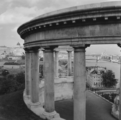 Magyarország, Gellérthegy, Budapest I., kilátás a Szent Gellért szobortól a Budavári Palota (korábban Királyi Palota), a Széchenyi Lánchíd és a Parlament felé., 1965, Inkey Tibor, Budapest, Fortepan #120802