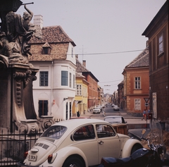 Hungary, Győr, Gutenberg tér a Frigyláda-szobor mellett. Szemben az Apáca (Rózsa Ferenc) utca, balra a Kreszta-ház., 1975, Inkey Tibor, colorful, Volkswagen-brand, Volkswagen Beetle, number plate, Fortepan #120810