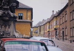 Hungary, Győr, Gutenberg tér, balra a Frigyláda-szobor., 1975, Inkey Tibor, colorful, Volkswagen-brand, Volkswagen Beetle, Fortepan #120819