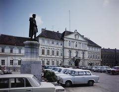 Magyarország, Szombathely, Berzsenyi Dániel tér, a Megyeháza épülete, előtte Berzsenyi Dániel szobra (Kiss György, 1896.), 1974, Inkey Tibor, színes, Trabant-márka, szobor, vörös csillag, Fortepan #120820