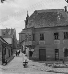 Magyarország, Szentendre, Duna korzó (Somogyi-Bacsó part), szemben a Görög utca, jobbra a sarkon a Bóbics ház, a 18. századi kereskedőház. Félig takarva a Blagovesztenszka görögkeleti templom látható., 1961, Inkey Tibor, Fortepan #120826