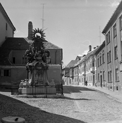 Magyarország, Győr, Gutenberg tér, balra a Frigyláda-szobor., 1963, Inkey Tibor, Fortepan #120865