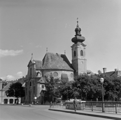 Magyarország, Győr, Bécsi kapu (Köztársaság) tér, Karmelita templom a Rába folyó feletti Kettős hídról nézve., 1963, Inkey Tibor, Fortepan #120870