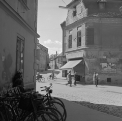 Magyarország, Győr, Apáca utca a Gutenberg tér felé nézve, jobbra a Kreszta-ház., 1963, Inkey Tibor, kerékpár, kerékpár tároló, Fortepan #120876