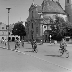 Magyarország, Győr, Bécsi kapu (Köztársaság) tér, Karmelita templom., 1963, Inkey Tibor, kerékpár, képarány: négyzetes, Fortepan #120878