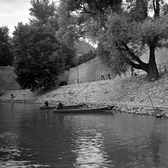 Magyarország, Győr, horgászok a Rába folyó partjánál a Kastély-bástya alatt, a felvétel Kettős híd közelében készült., 1963, Inkey Tibor, Fortepan #120881