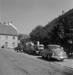 Magyarország, Pécs, Rákóczi út, sorban állás a benzinkútnál. Szemben a Hungária (Doktor Sándor) utca és az Alkotmány (Landler Jenő) utca torkolata., 1960, Inkey Tibor, automobil, Fortepan #120898