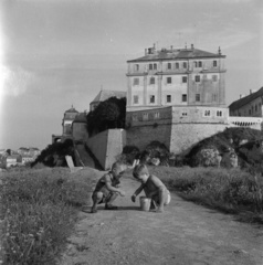 Magyarország, Veszprém, a Vár a Benedek-hegyről nézve., 1960, Inkey Tibor, gyerekek, vödör, Fortepan #120907