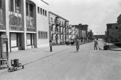 Magyarország, Dunaújváros, (Sztálinváros), Bartók Béla (November 7.) tér, Üzletház., 1960, Kurutz Márton, kerékpár, épületdísz, utcaseprő, Fortepan #12091