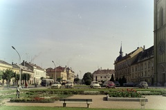 Magyarország,Balaton, Keszthely, Fő tér, a kép jobb szélén a Magyarok Nagyasszonya templom, szemben a Kossuth Lajos utca., 1960, Inkey Tibor, színes, Fortepan #120913