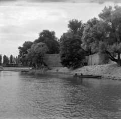 Magyarország, Győr, horgászok a Rába folyó partjánál a Kastély-bástya alatt, a felvétel Kettős híd közelében készült., 1963, Inkey Tibor, Fortepan #120914