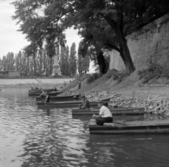 Magyarország, Győr, horgászok a Rábán a Kastély-bástya alatt. Szemben a Cziráky-emlékmű., 1963, Inkey Tibor, Fortepan #120916