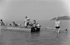 Magyarország,Balaton, Alsóbélatelep térsége, háttérben a Fonyódi-hegy. A budapesti Eötvös Gimnázium balatonfenyvesi táborának lakói., 1959, Inkey Tibor, Kováts csónakmotor, Fortepan #120918