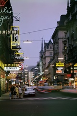 Ausztria, Bécs, Kärntner Strasse a Philharmoniker Strasse felől a Stephansdom / Szent István-székesegyház felé nézve., 1964, Inkey Tibor, színes, cégtábla, utcakép, Fortepan #120931