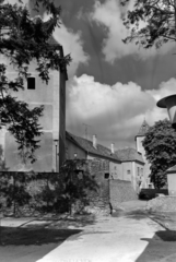 Magyarország, Kőszeg, Jurisics-vár, balra a délkeleti torony és előtte a bástya, szemben a várárok, a belső vár hidja, kapuja és tornya., 1963, Inkey Tibor, Fortepan #120936