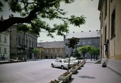 Magyarország, Székesfehérvár, Városház (Szabadság) tér, a kép bal szélén a Városháza épületének sarka látszik, előtte a Tízes huszárok szobra. Jobbra a Szent Imre-templom., 1973, Inkey Tibor, színes, parkoló, VAZ 2101, Trabant 600, Fortepan #120940