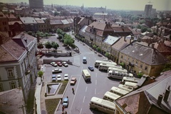 Magyarország, Veszprém, kilátás a Tűztoronyból, előtérben az Óváros (Vöröshadsereg) tér., 1976, Inkey Tibor, színes, autóbusz, városkép, kilátás, automobil, BMC Mini, Ikarus 31/311, Ikarus-márka, Ikarus 55, Ikarus 66, Fortepan #120943