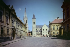 Magyarország, Veszprém, Szentháromság tér, balra a Szent István ferences templom. Szemben a Szentháromság-szobor, mögötte a Szent Mihály-székesegyház., 1973, Inkey Tibor, színes, utcakép, szentháromság szobor, székesegyház, Fortepan #120944