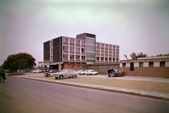 Magyarország, Hajdúszoboszló, József Attila utca 5-7., Hotel Délibáb., 1969, Inkey Tibor, színes, szovjet gyártmány, szálloda, automobil, GAZ M21 Volga, Moszkvics 407, Fortepan #120945