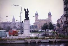 Magyarország, Debrecen, Piac utca (Vörös Hadsereg útja), Felszabadulási emlékmű (később Debreceni család) Pátzay Pál 1967-ben felavatott alkotása. Háttérben a Református Nagytemplom., 1972, Inkey Tibor, színes, szobor, Fortepan #120946